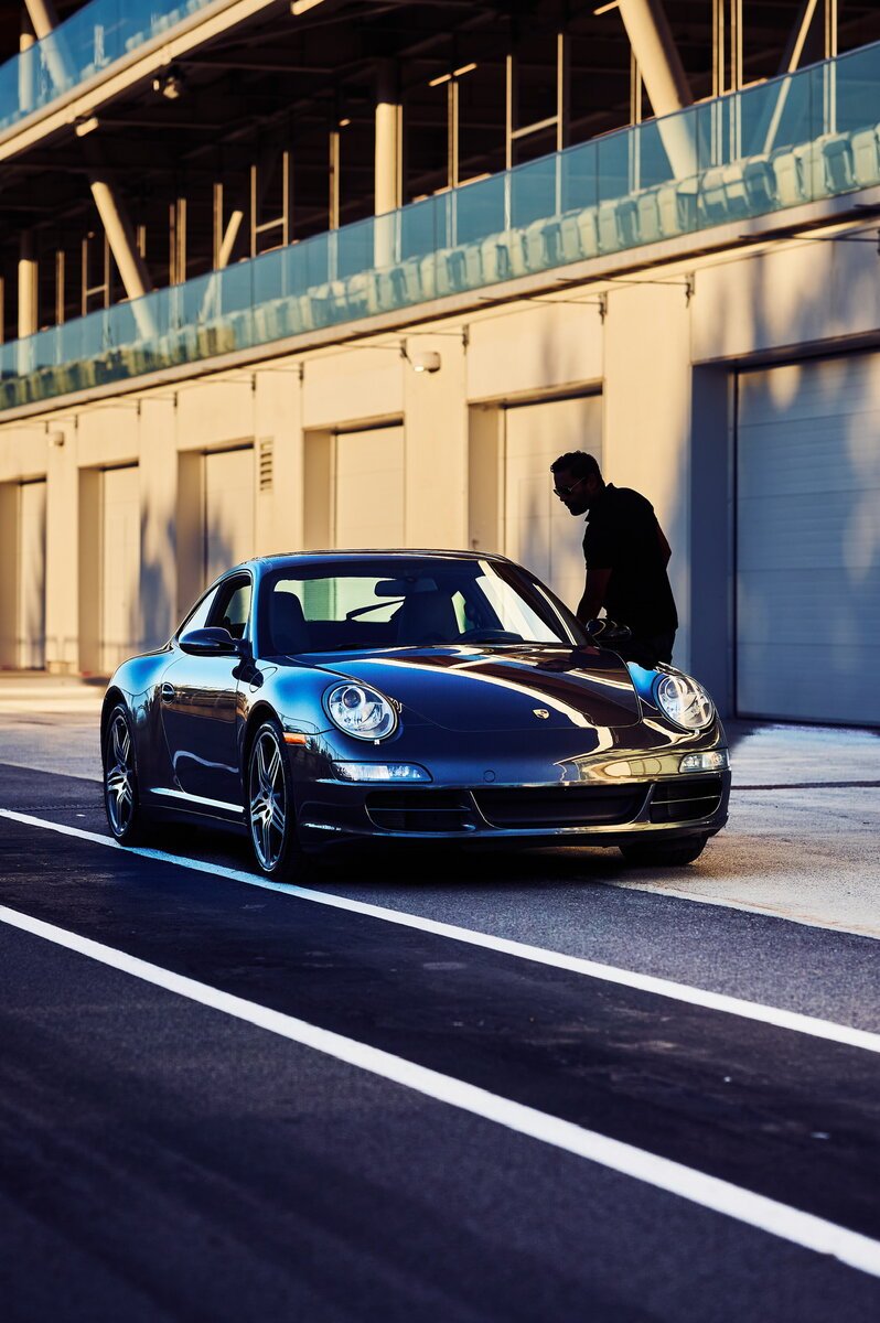 Kevin avec sa Porsche